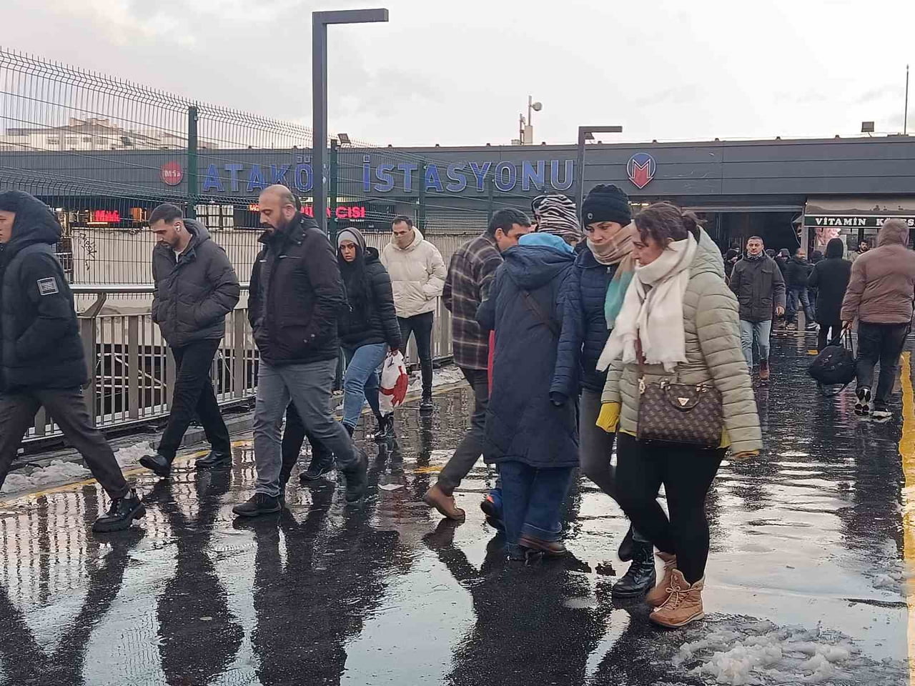 İSTANBUL'DA VATANDAŞLARIN KAR UYARILARINI DİKKATE ALMASI İLE METROBÜS, METRO, E-5 KARA YOLUNDA...