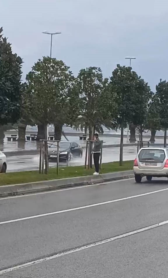 İSTANBUL'DA VE MARMARA DENİZİ'NDE SABAH SAATLERİNDEN İTİBAREN ETKİLİ OLAN KUVVETLİ FIRTINA...