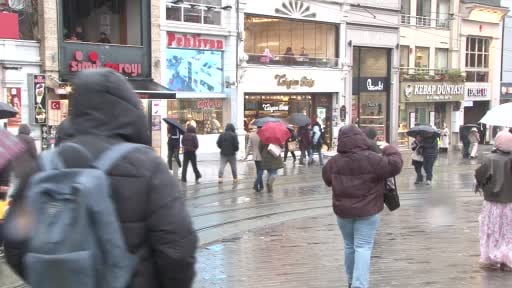 İstanbul'da yağmur aralıklarla sürüyor
