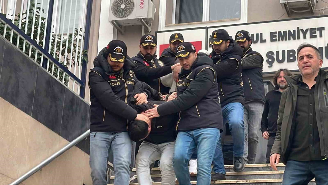 İSTANBUL'UN ARNAVUTKÖY İLÇESİNDE BİR ARAÇ İÇERİSİNDE CESET BULUNMASINA İLİŞKİN OLAYLA İLGİLİ 3...