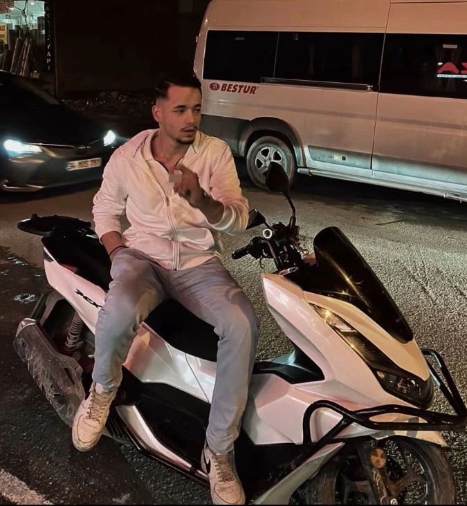 İSTANBUL'UN BAŞAKŞEHİR'DE DÜN AKŞAM SAATLERİNDE MEYDANA GELEN TRAFİK KAZASINDA MOTOSİKLET SÜRÜCÜSÜ...