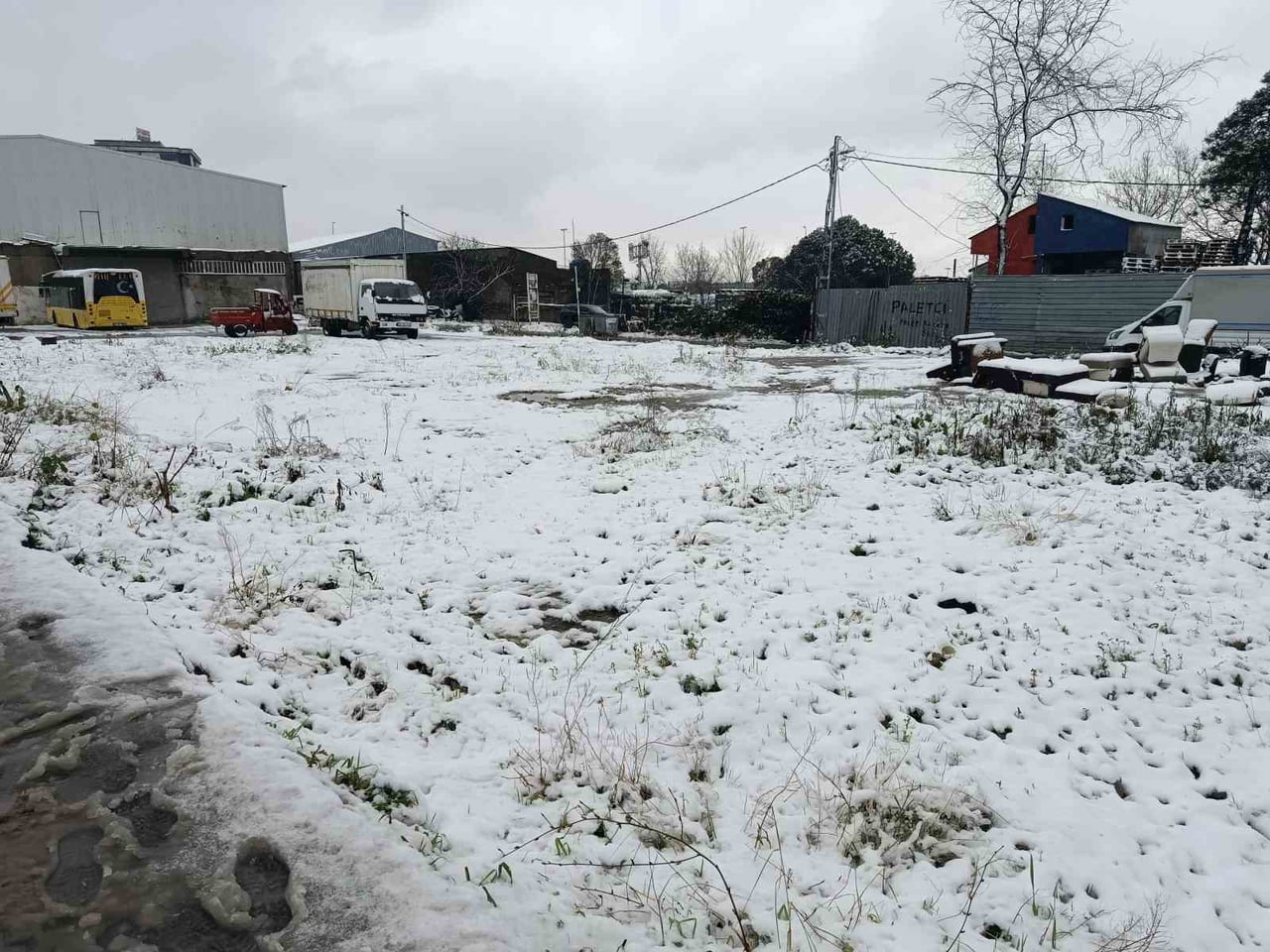 İSTANBUL'UN SULTANGAZİ İLÇESİNDE ETKİLİ OLAN KAR YAĞIŞINDA OKULLARIN TATİL OLMASINI DA FIRSAT...