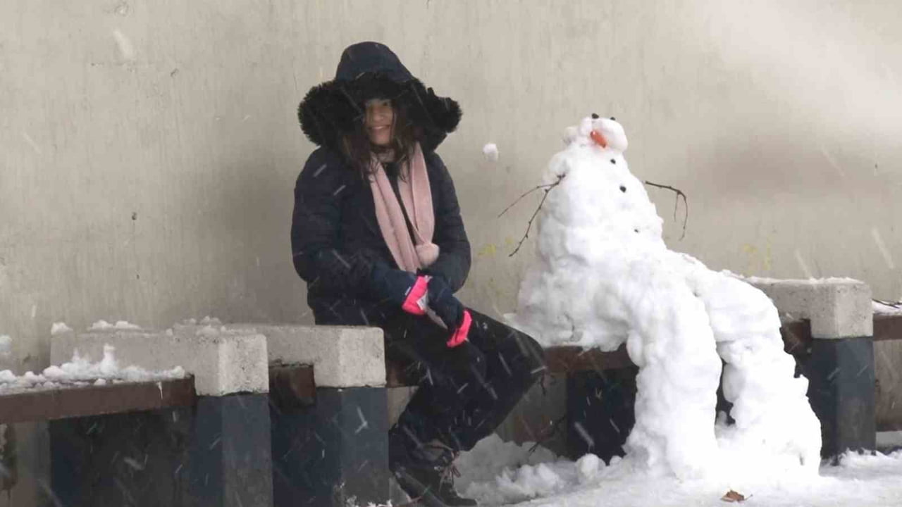 İSTANBUL'UN SULTANGAZİ İLÇESİNDE ETKİLİ OLAN KAR YAĞIŞININ ARDINDAN SOKAĞA ÇIKAN ÇOCUKLAR KARDAN...