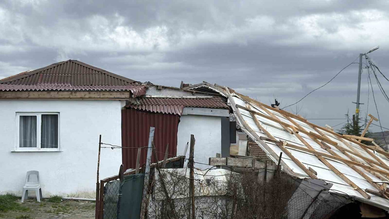 İSTANBUL ARNAVUTKÖY'DE ETKİLİ OLAN ŞİDDETLİ RÜZGAR VE LODOS NEDENİYLE BİR EVİN ÇATISI YERİNDEN...