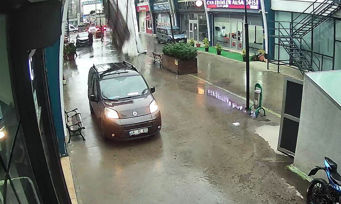 İSTANBUL AVCILAR'DA ŞİDDETLİ FIRTINADA  BİR İŞ YERİNİN ÇATISINDAN PARÇALARIN UÇMA ANI GÜVENLİK...