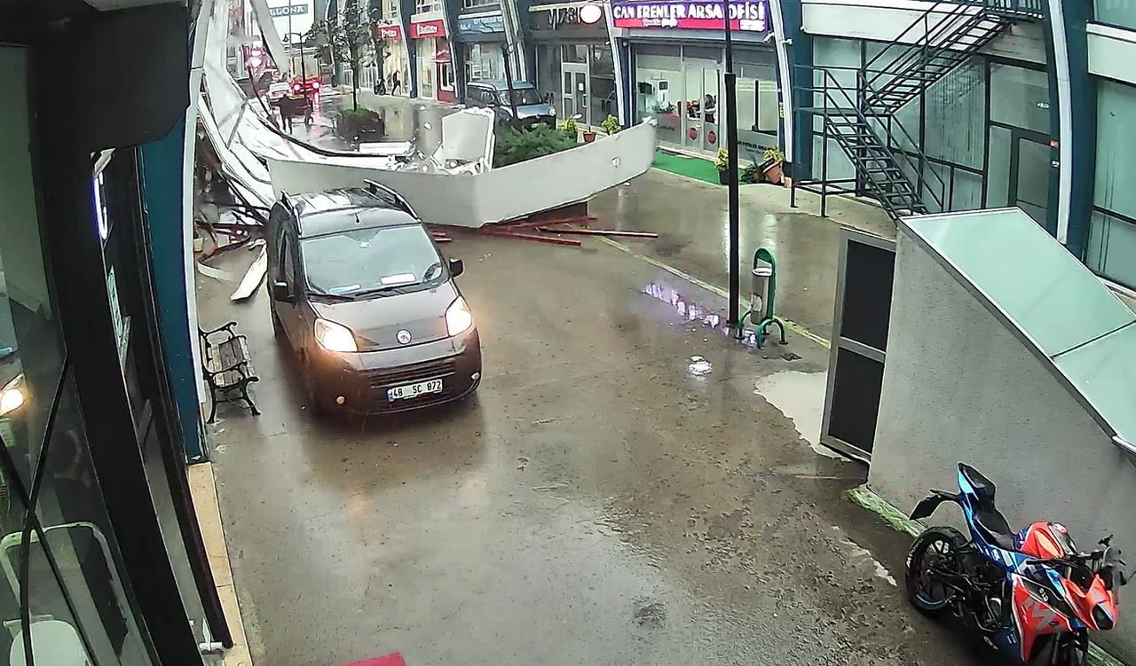 İSTANBUL AVCILAR'DA ŞİDDETLİ FIRTINADA  BİR İŞ YERİNİN ÇATISINDAN PARÇALARIN UÇMA ANI GÜVENLİK...