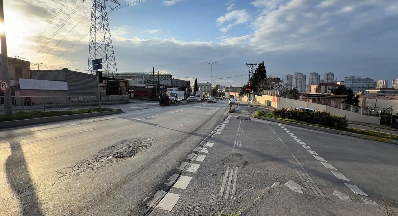 İSTANBUL BAŞAKŞEHİR'DE MEYDANA GELEN KAZADA, KERESTECİLER SANAYİ SİTESİNE DÖNMEK İSTEYEN BİR TIRIN...