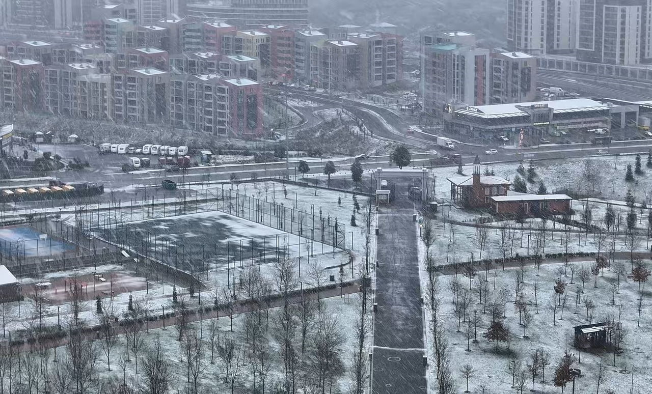 İSTANBUL BAŞAKŞEKİR'DE LAPA LAPA YAĞAN KAR HAVADAN GÖRÜNTÜLENDİ. KARTPOSTALLIK GÖRÜNTÜDE EVLERİN...