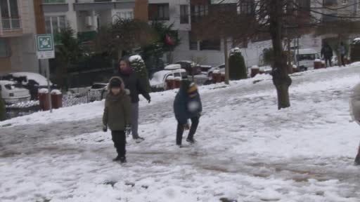 İstanbul beyaza büründü, çocuklar karın tadını çıkardı