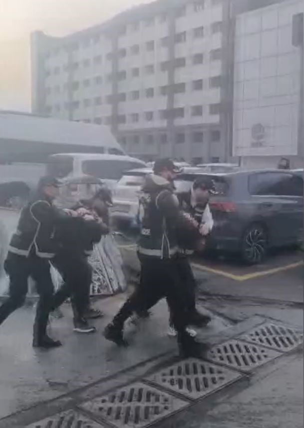 İSTANBUL BEYLİKDÜZÜ’NDE İŞ YERİNİ KURŞUNLAYANLAR ŞÜPHELİLER YAKALANDI. KURŞUNLAMA ANI SANİYE...