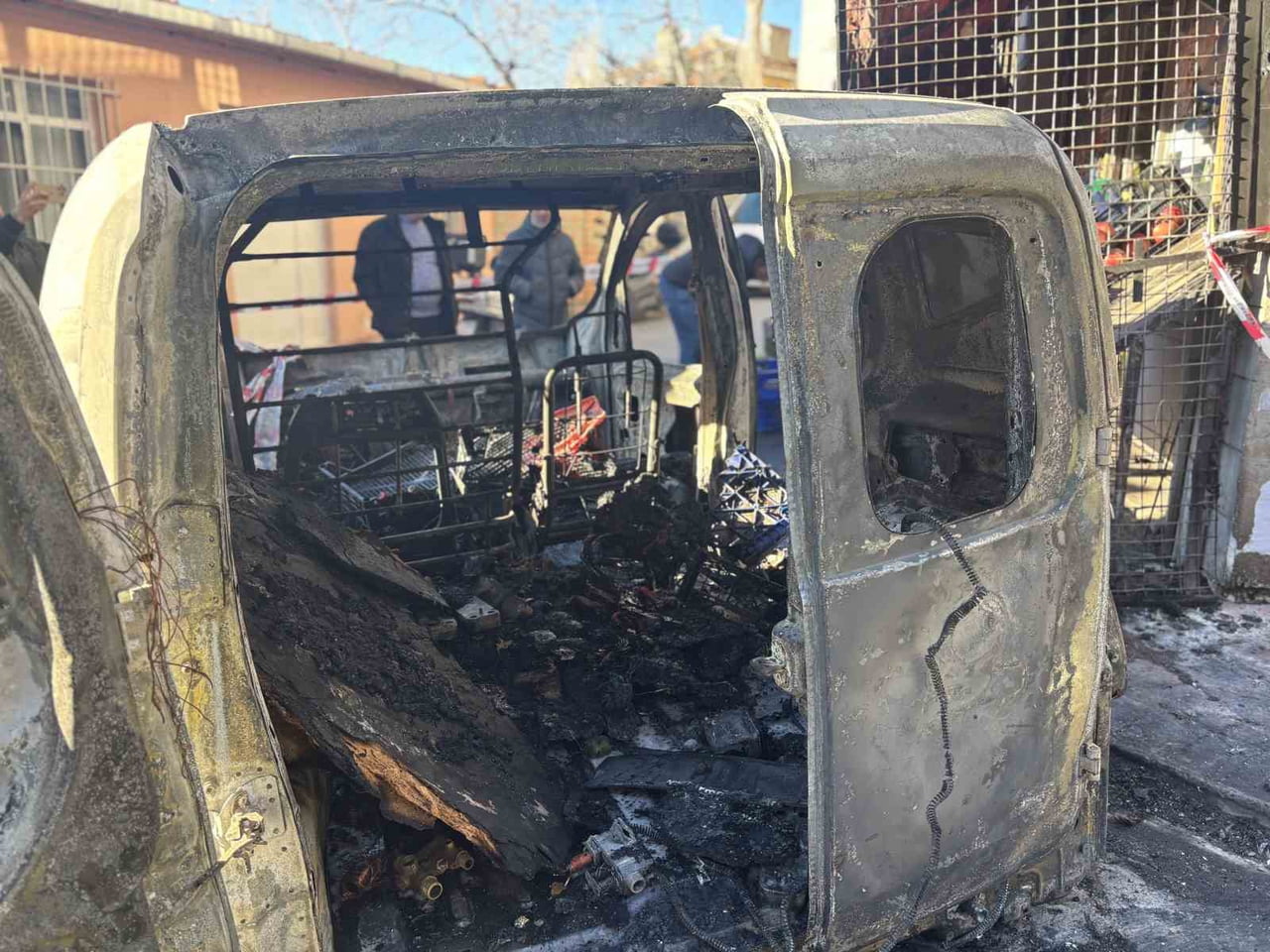 İSTANBUL BEYOĞLU’NDA SEYİR HALİNDEYKEN YANMAYA BAŞLAYAN HAFİF TİCARİ ARAÇ ALEV TOPUNA DÖNDÜ....