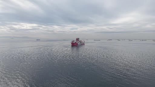 İstanbul Boğazı'na yaklaşan Türk sondaj gemisi böyle görüntülendi
