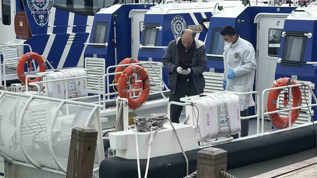 İSTANBUL BOĞAZI'NDA KİMLİĞİ BELİRSİZ BİR ERKEK CESETİNİN BULUNDUĞU BELİRTİLDİ. DENİZ POLİSİ...