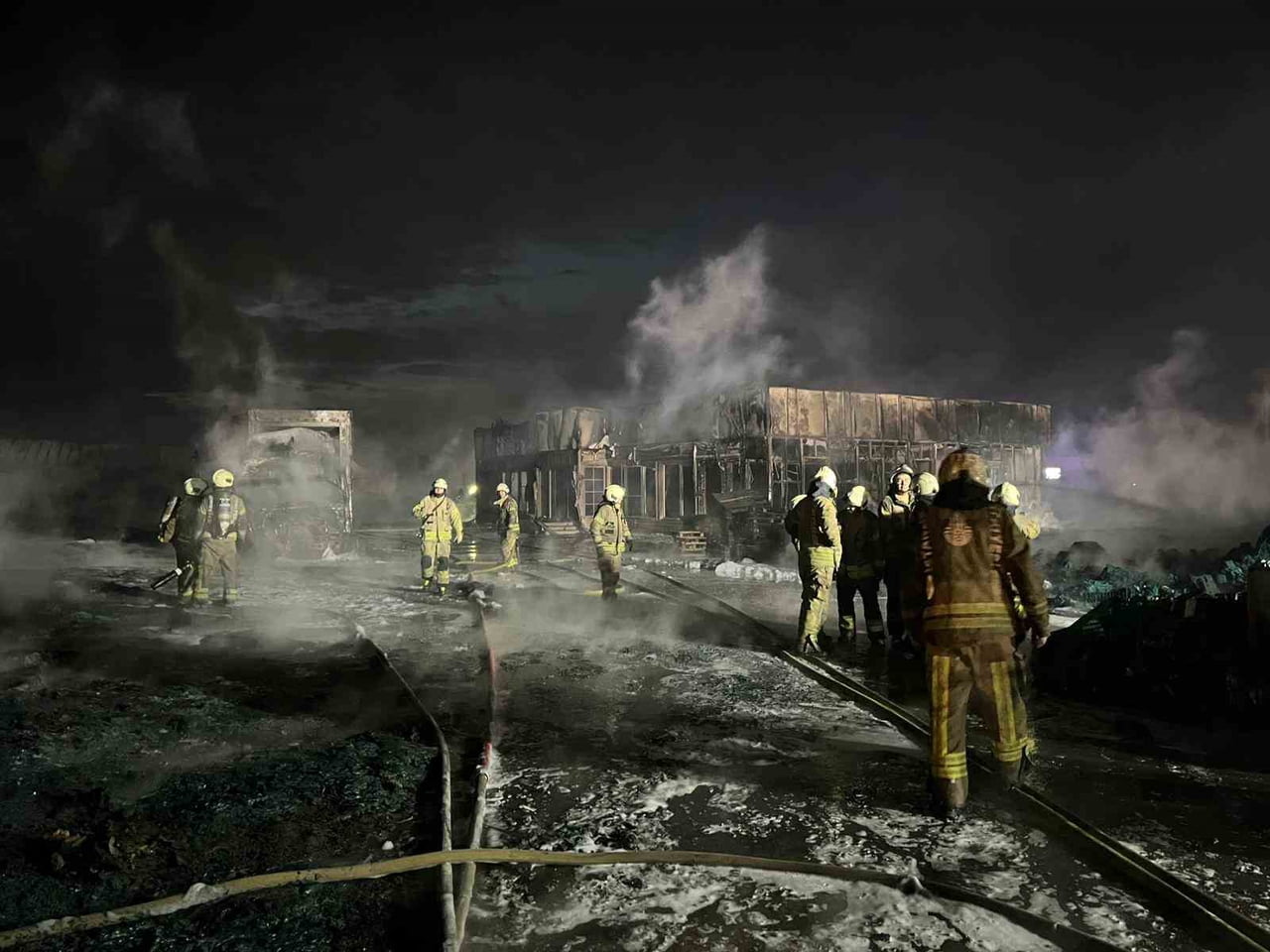 İSTANBUL BÜYÜKÇEKMECE'DE BİR ŞİRKETİN DEPOSUNA AİT ALANDA PALET VE PLASTİK KASALARIN ALEV...