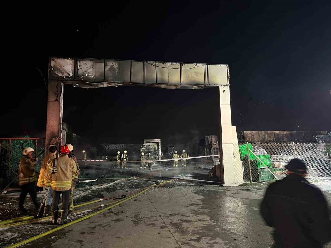 İSTANBUL BÜYÜKÇEKMECE'DE BİR ŞİRKETİN DEPOSUNA AİT ALANDA PALET VE PLASTİK KASALARIN ALEV...