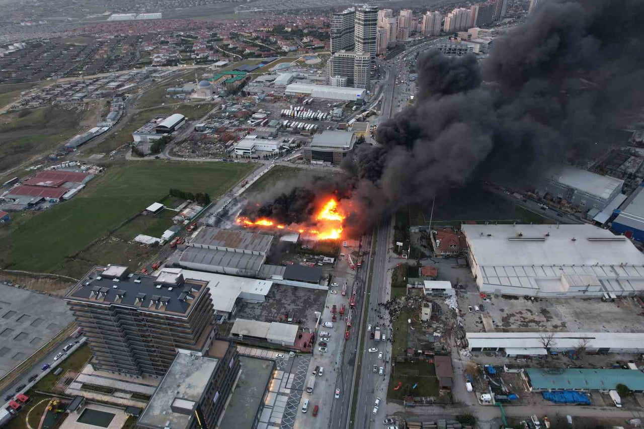 İSTANBUL BÜYÜKÇEKMECE'DE PLASTİK KASA ÜRETİMİ YAPAN FABRİKADA YANGIN ÇIKTI. İTFAİYE EKİPLERİNİN...