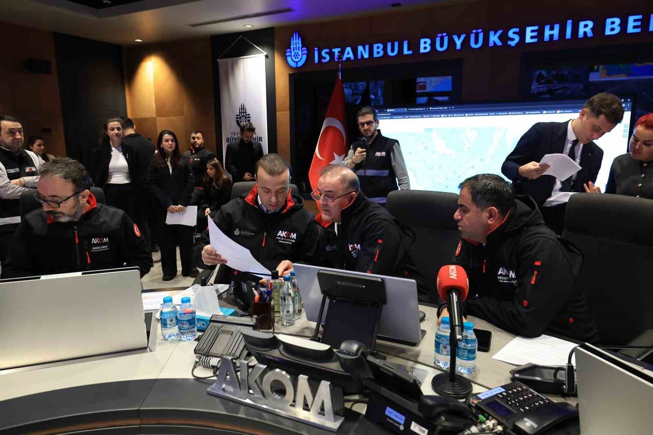 İSTANBUL BÜYÜKŞEHİR BELEDİYESİ(İBB) BAŞKANVEKİLİ NURİ ASLAN, İSTANBUL'DA ETKİLİ OLAN KAR YAĞIŞINA...