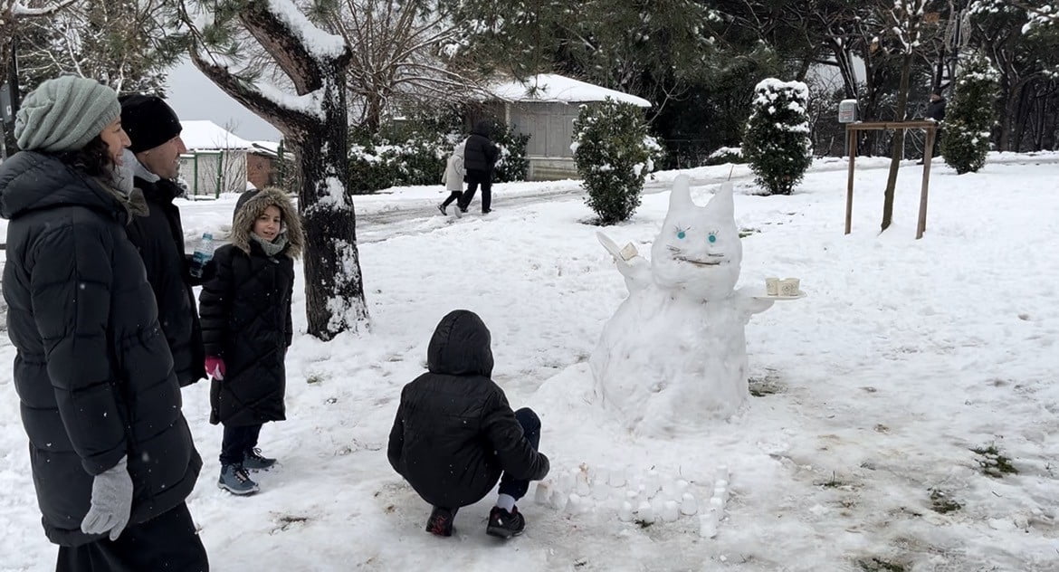 İSTANBUL’DA DEVAM EDEN KAR YAĞIŞI YİNE EN ÇOK ÇOCUKLARI MUTLU EDERKEN, KARTOPU SAVAŞLARININ ADRESİ...