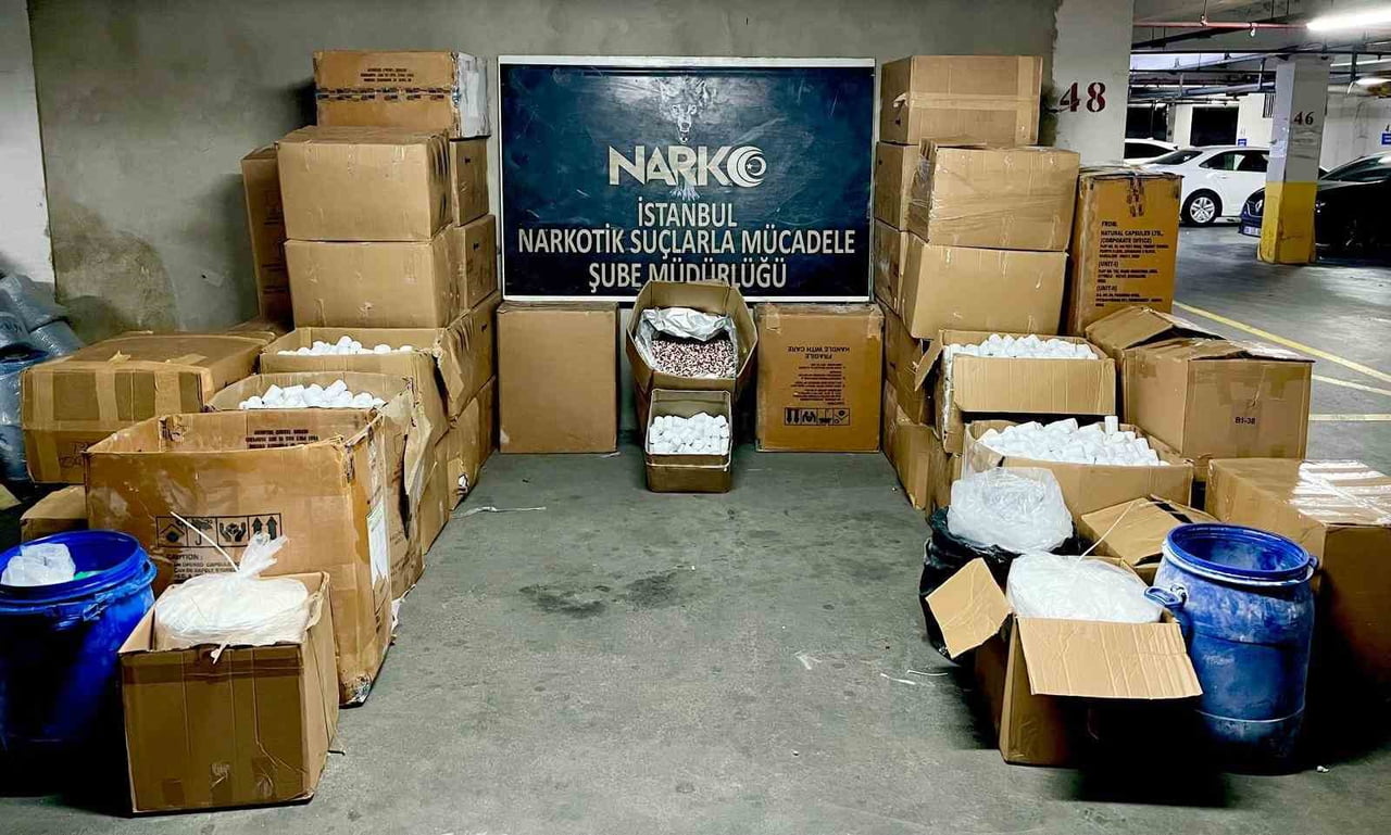 İSTANBUL’DA DÜZENLENEN OPERASYONDA, UYUŞTURUCU YAPIMINDA KULLANILAN 517 KİLO 800 GRAM TOZ KATKI...