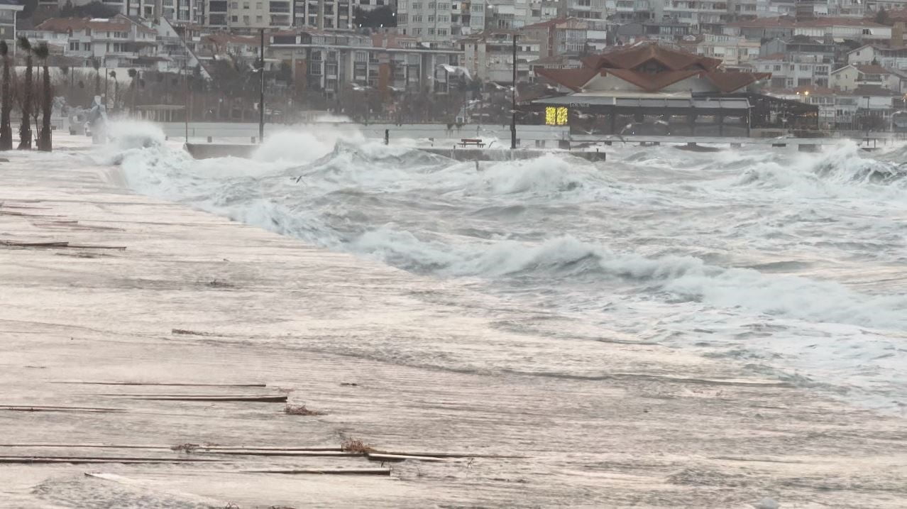 İSTANBUL’DA ETKİLİ OLAN LODOS NEDENİYLE İDO VE ŞEHİR HATLARI VAPUR SEFERİNİN İPTAL EDİLDİĞİNİ...