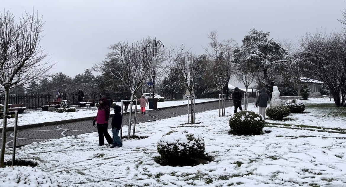 İSTANBUL’DA ETKİSİNİ ARTIRAN KAR YAĞIŞIYLA BİRLİKTE ÇAMLICA TEPESİ BEYAZA BÜRÜNDÜ. OKULLARIN TATİL...