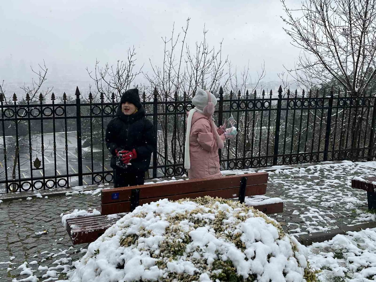 İSTANBUL’DA ETKİSİNİ ARTIRAN KAR YAĞIŞIYLA BİRLİKTE ÇAMLICA TEPESİ BEYAZA BÜRÜNDÜ. OKULLARIN TATİL...