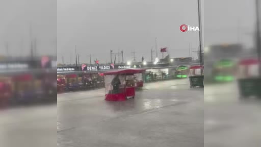 İstanbul’da fırtına seyyar satıcıların tezgahını devirdi