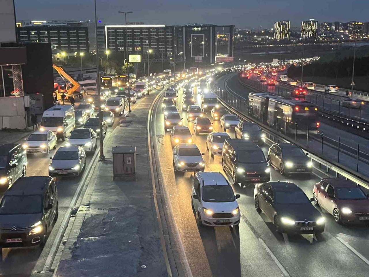 İSTANBUL’DA MESAİ ÇIKIŞINDA TRAFİK YOĞUNLUĞU YÜZDE 83’E ULAŞTI.