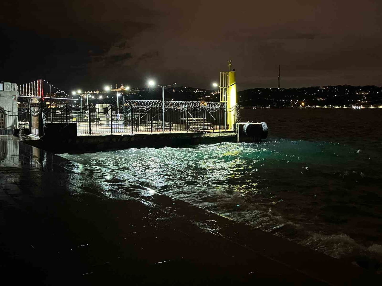 İSTANBUL’DA SABAH SAATLERİNDE LODOS ETKİLİ OLDU