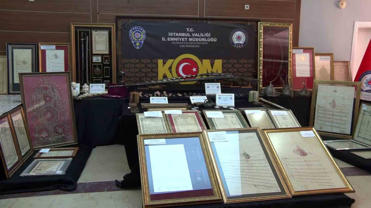 İSTANBUL’DA TARİHİ ESER KAÇAKÇILIĞINA YÖNELİK DÜZENLENEN OPERASYONDA, FARKLI DÖNEMLERE AİT...