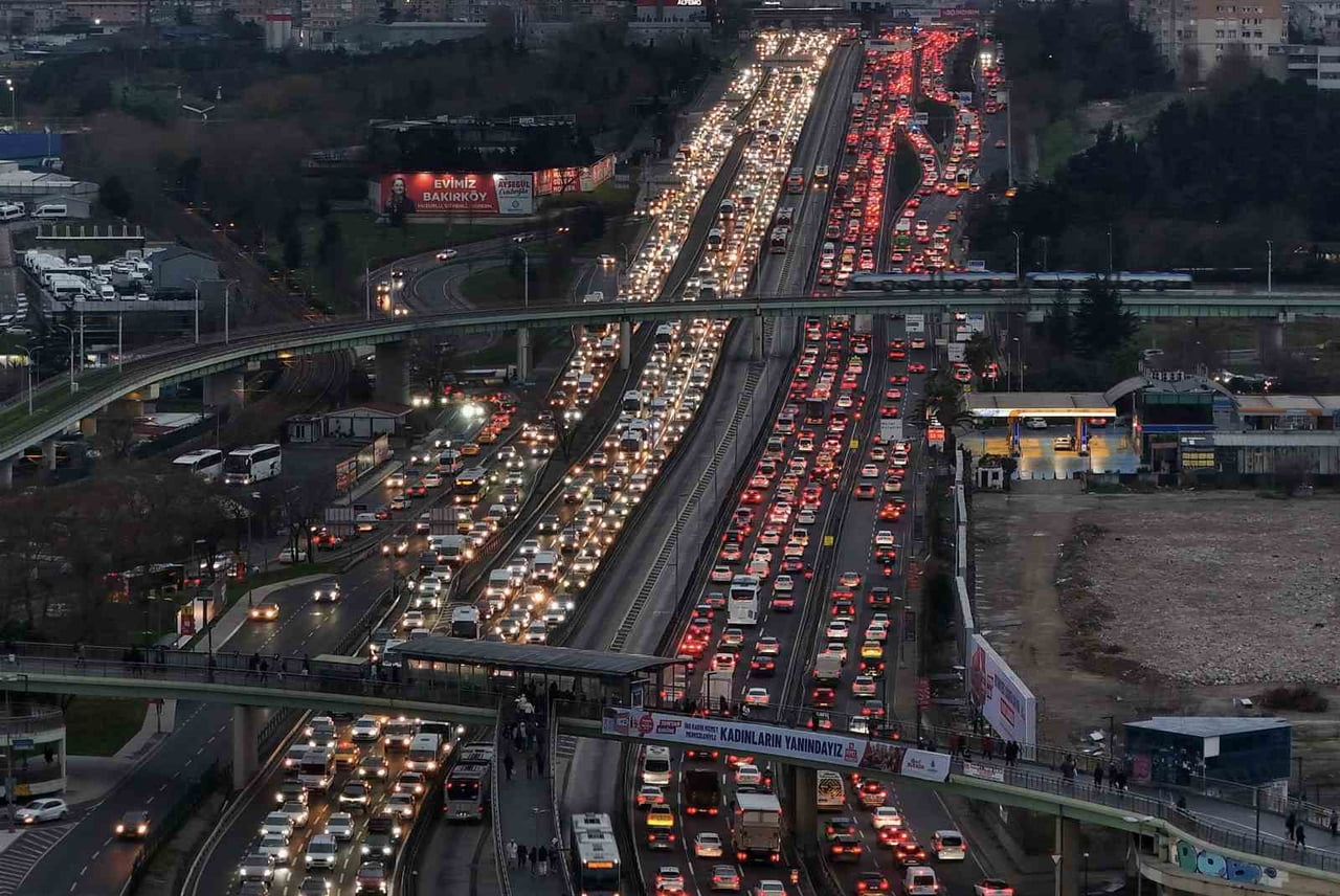 İSTANBUL’DA YARIYIL TATİLİNİN BAŞLAMASI VE YAĞIŞIN BİRLEŞMESİYLE TRAFİK YOĞUNLUĞU AKŞAM...