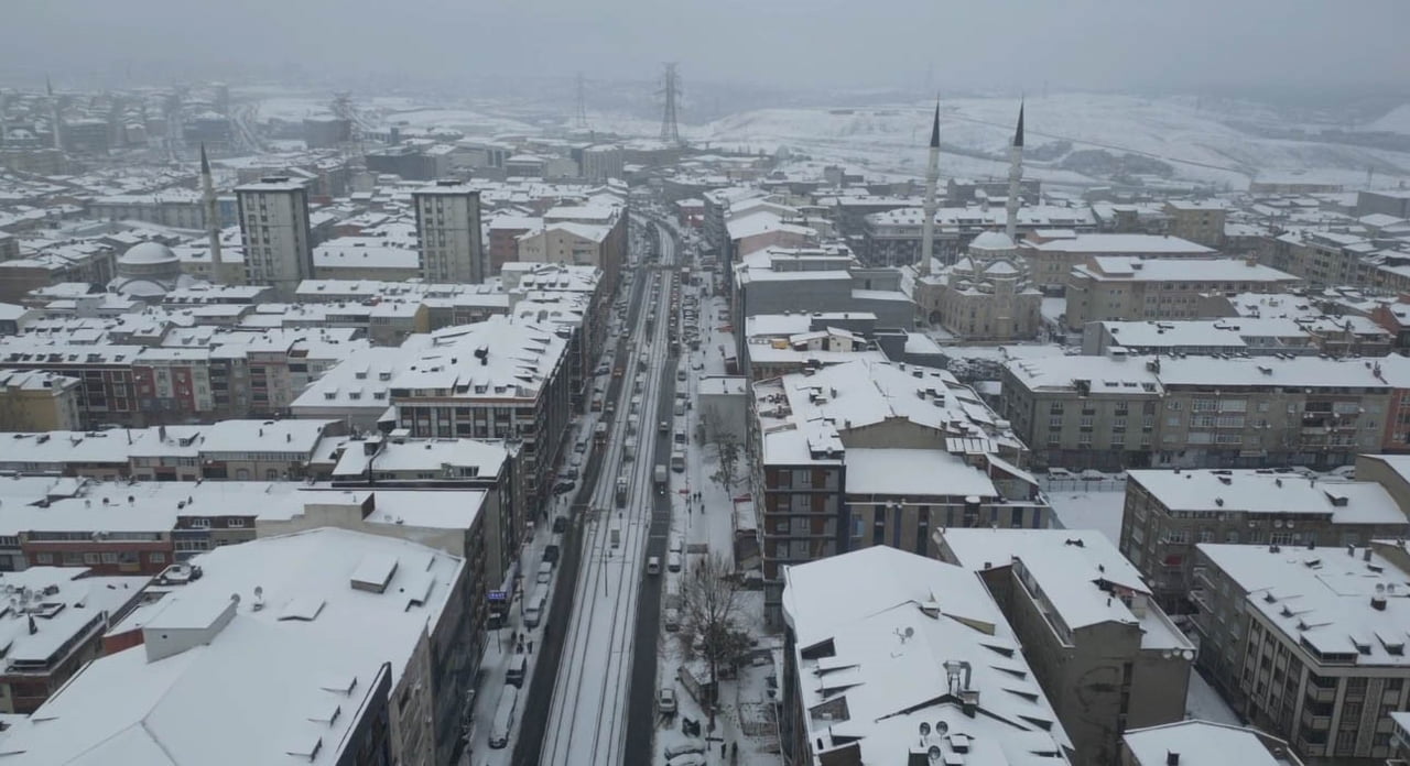İSTANBUL’DA YER YER ARALIKLARLA ETKİSİNİ ARTIRAN KAR YAĞIŞI, SULTANGAZİ’Yİ BEYAZA BÜRÜDÜ....