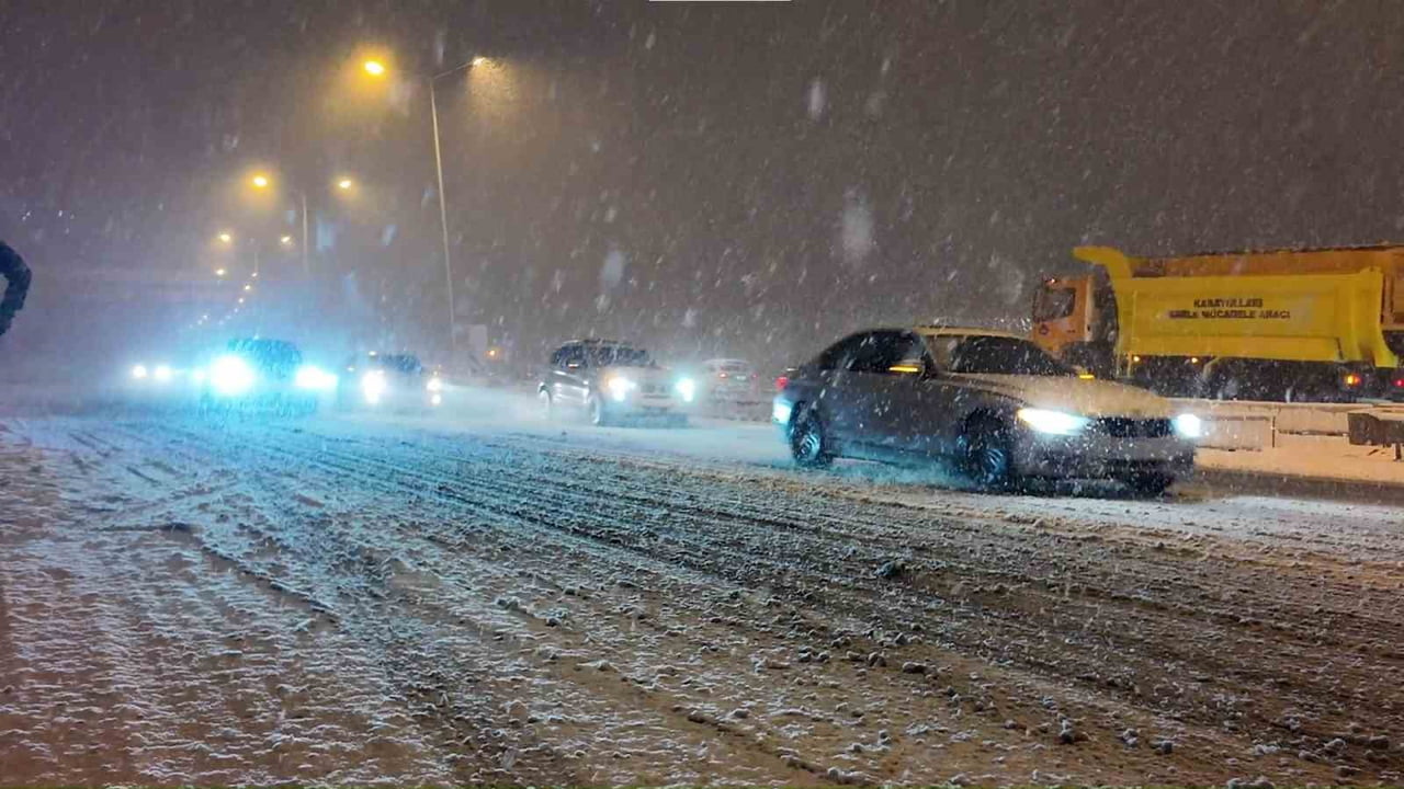 İSTANBUL’DA YILIN İLK KAR YAĞIŞI ETKİSİNİ GÖSTERMEYE BAŞLARKEN, BEYKOZ KAVACIK’TA KAR YAĞIŞI...