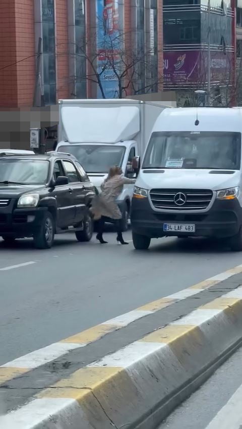 İSTANBUL ESENYURT’TA TRAFİKTE YAŞANAN SÖZLÜ TARTIŞMA KISA SÜRELİ GERGİNLİĞE YOL AÇTI. BİR KADIN...