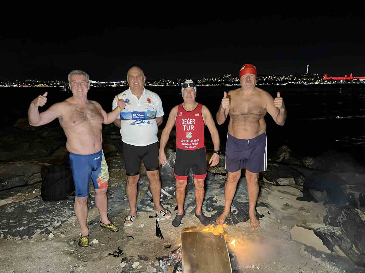 İSTANBUL FATİH’TE, "SARAYBURNU FATİHLERİ" 2026’YI DENİZE GİREREK SOĞUK SUDA KARŞILADI. YENİ YILA...