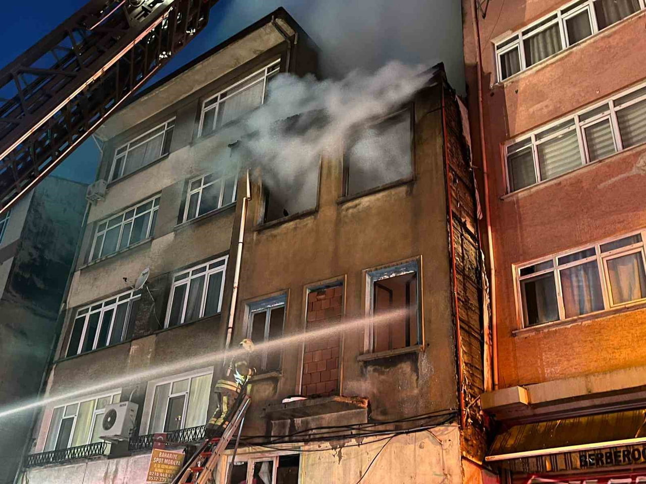 İSTANBUL (İHA) - KADIKÖY’DE ÜÇ KATLI METRUK BİR BİNANIN ÇATI KATINDA ÇIKAN YANGIN PANİĞE NEDEN...