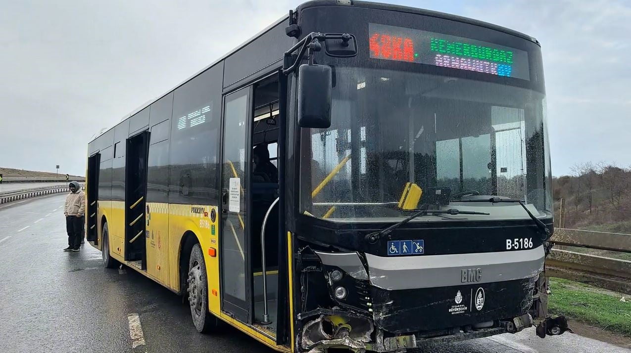 İSTANBUL’UN ARNAVUTKÖY’DE YAPAN İETT HALK OTOBÜSÜ, YAĞIŞ NEDENİYLE KAYGANLAŞAN YOLDA SÜRÜCÜSÜNÜN...