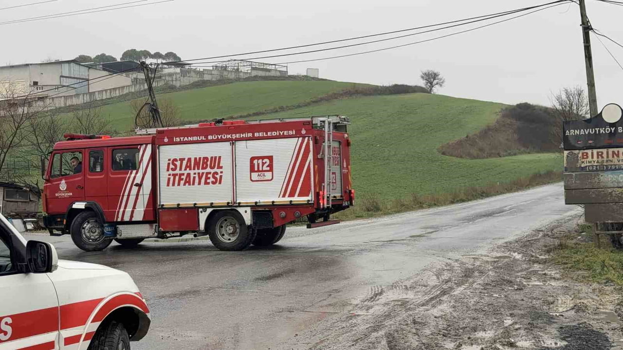 İSTANBUL’UN ARNAVUTKÖY İLÇESİNDE GECE SAATLERİNDE MEYDANA GELEN KAZADA, BİR OTOMOBİL KONTROLDEN...