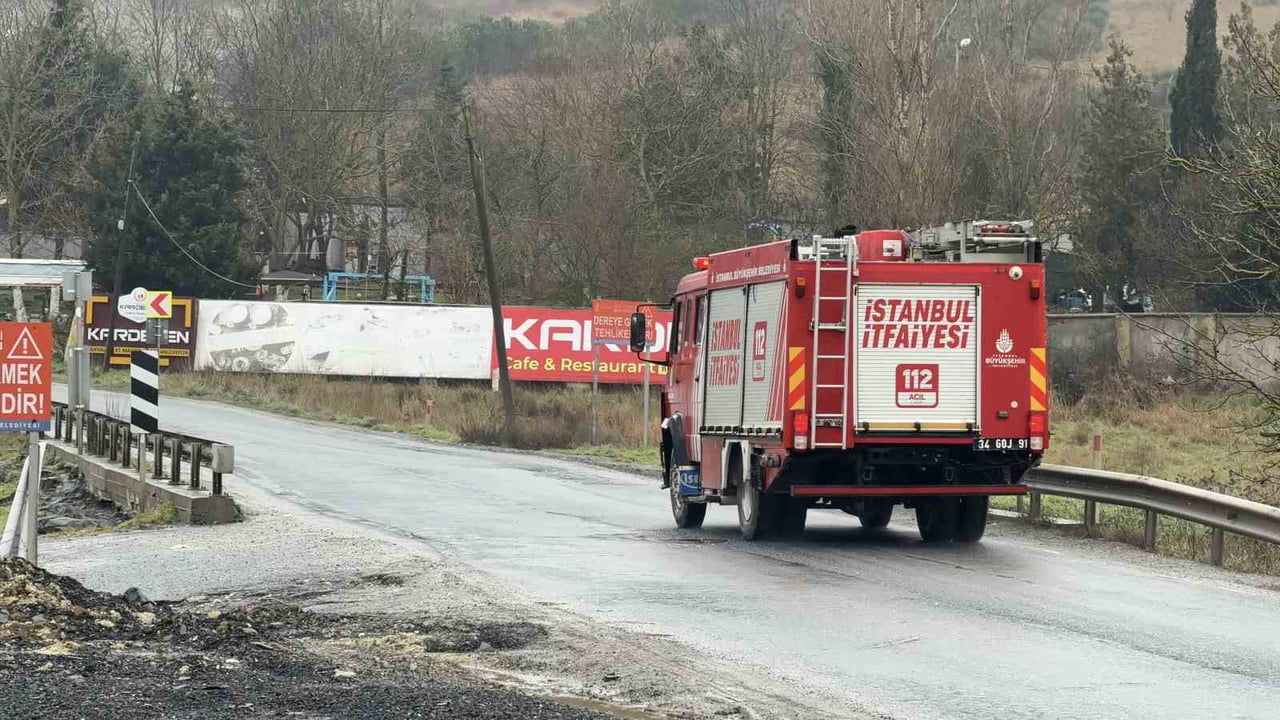 İSTANBUL’UN ARNAVUTKÖY İLÇESİNDE GECE SAATLERİNDE MEYDANA GELEN KAZADA, BİR OTOMOBİL KONTROLDEN...