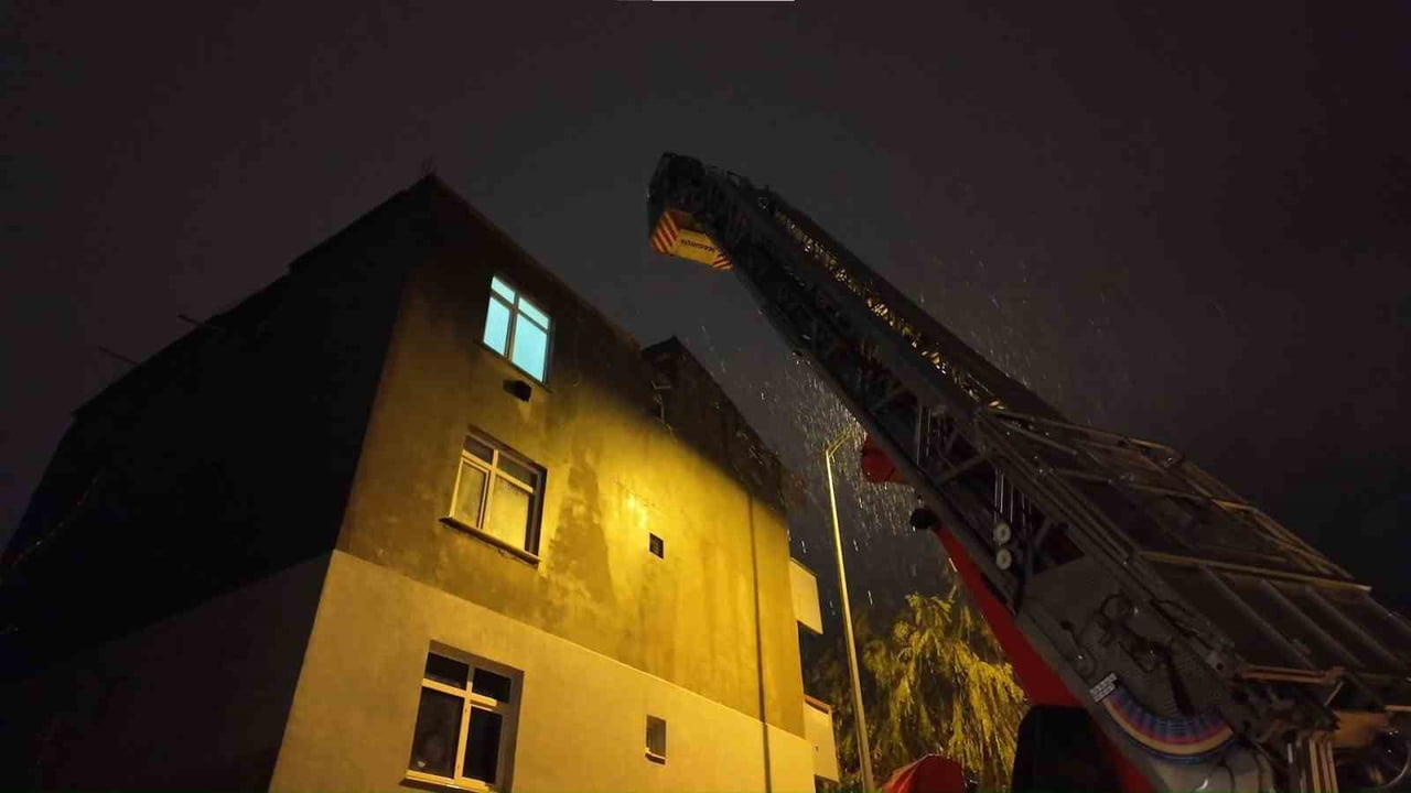 İSTANBUL’UN SANCAKTEPE İLÇESİNDE KUŞ BESLEMEK İÇİN ÇIKTIKLARI BİNANIN ÇATISINDA MAHSUR KALAN İKİ...