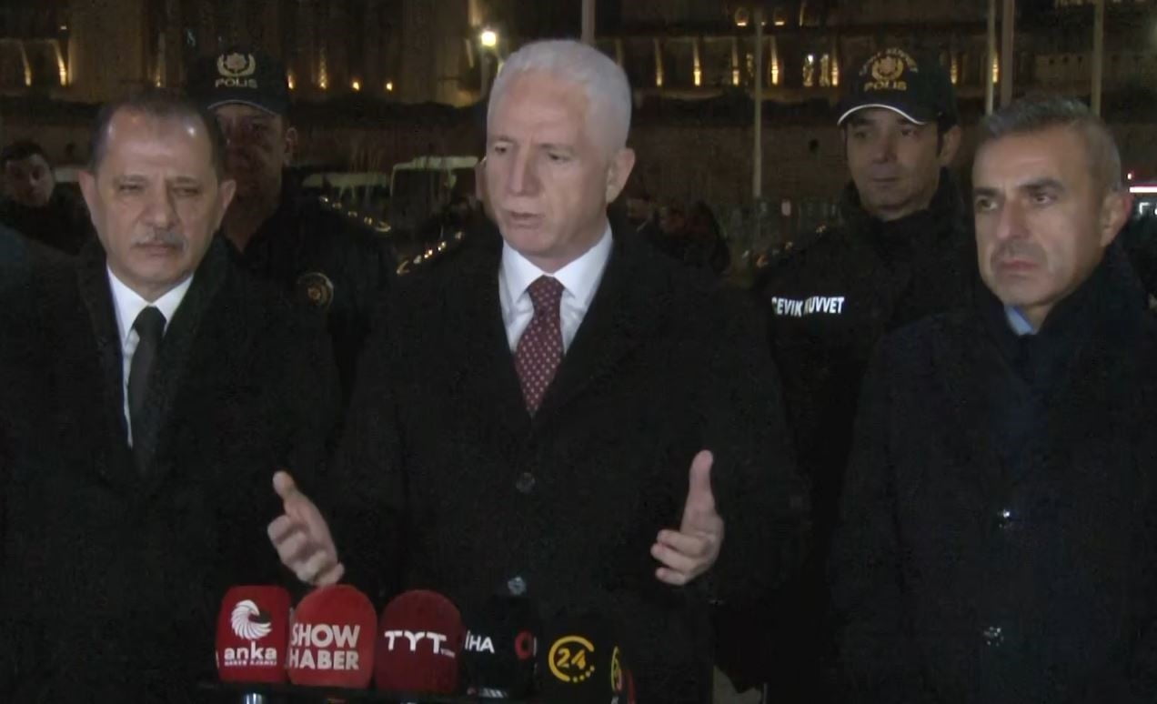 İSTANBUL VALİSİ GÜL VE İL EMNİYET MÜDÜRÜ YILDIZ, TAKSİM'DE DENETİM NOKTASINI ZİYARET...