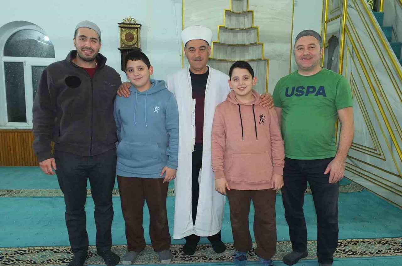 İSTANBULLU İKİZLER ÖREN CAMİİNDE