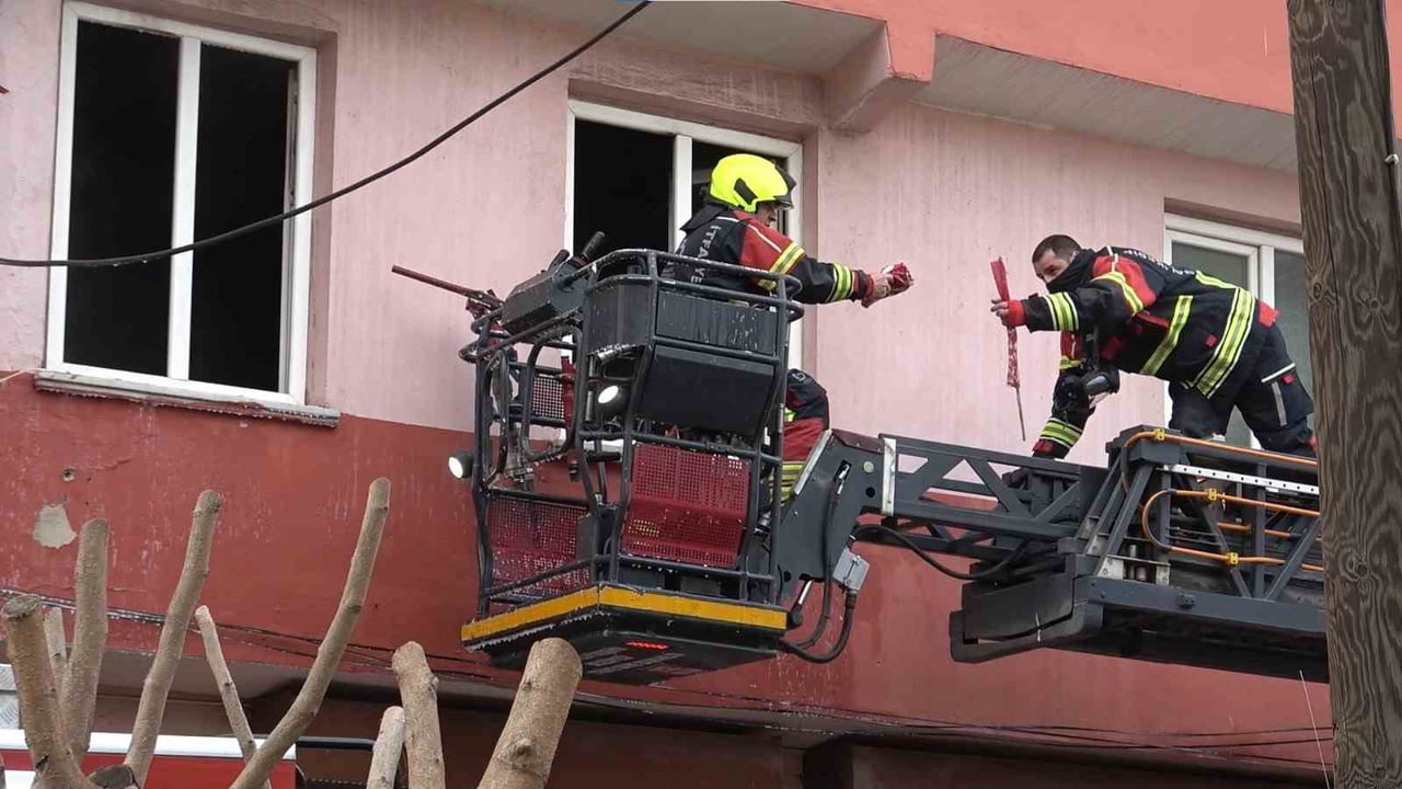 İTFAİYE ERLERİ YANGINDA TÜRK BAYRAKLARI ZARAR GÖRMEMESİ İÇİN TOPLADI