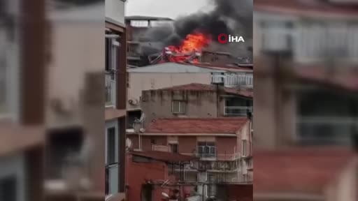 İzmir'de 3 katlı binanın çatı katında yangın