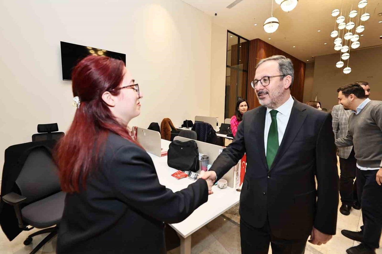 İZMİR'DE FAALİYET GÖSTEREN YEREL BASIN KURULUŞLARIYLA BİR ARAYA GELEN ÖNCEKİ DÖNEM GENÇLİK VE SPOR...