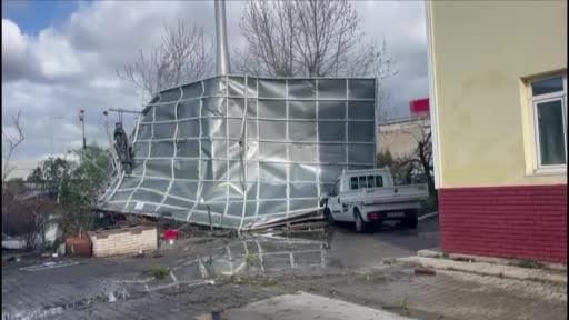 İzmir'de fırtına bilançosu: 9 fabrika ve 5 konutta hasar oluştu