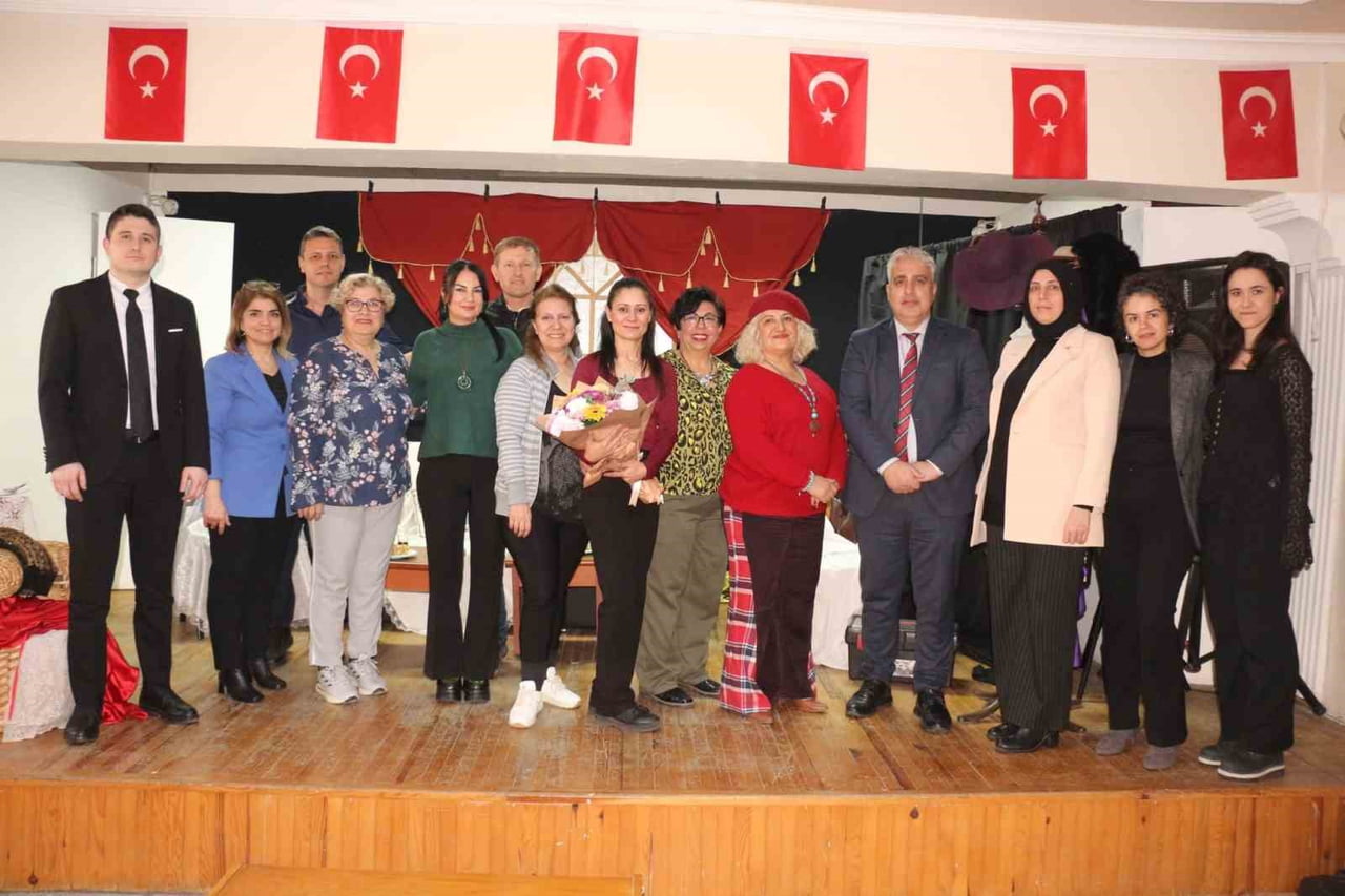 İZMİR'İN DİKİLİ İLÇESİ'NDE FAALİYET YÜRÜTEN DİKİLİ UMUT TİYATROSU 'UMUTLU MAHKUMLAR' ADLI...