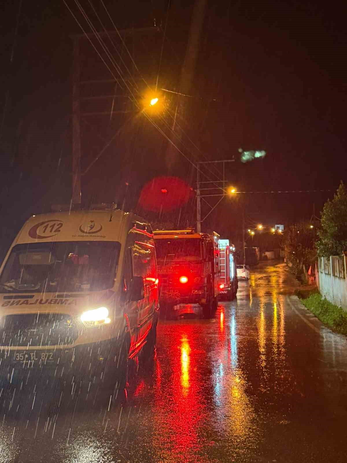 İZMİR'İN TORBALI İLÇESİNE BAĞLI BOZKÖY MAHALLESİ'NDE BİR GECEKONDUDA ÇIKAN YANGIN, İTFAİYE...