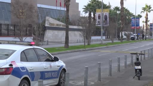 İzmir Adliyesi önünde şüpheli paket paniği