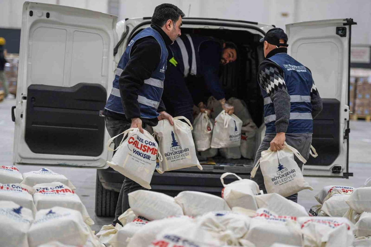 İZMİR BÜYÜKŞEHİR BELEDİYESİ, RAMAZAN AYI ÖNCESİNDE İLK KEZ HAYATA GEÇİRDİĞİ UYGULAMAYLA İHTİYAÇ...